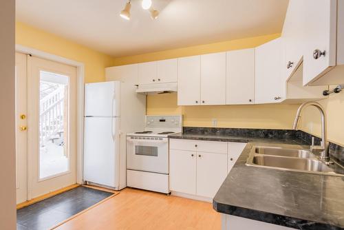 1424 Emerald Crescent, Castlegar, BC - Indoor Photo Showing Kitchen With Double Sink