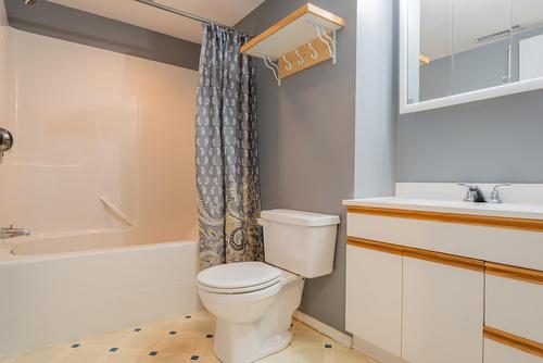 1424 Emerald Crescent, Castlegar, BC - Indoor Photo Showing Bathroom