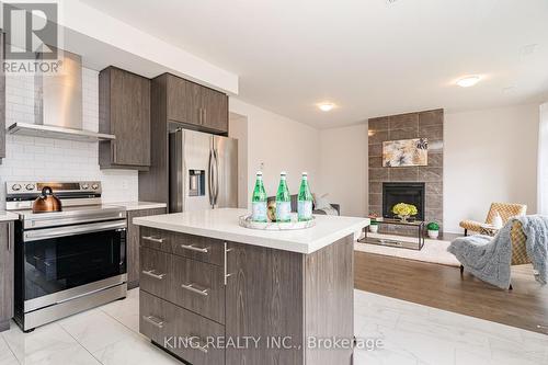 184 Franklin Trail, Barrie, ON - Indoor Photo Showing Kitchen With Upgraded Kitchen