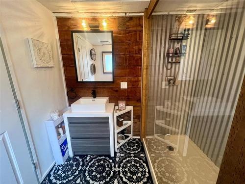 172 6Th Street, Coalmont-Tulameen, BC - Indoor Photo Showing Bathroom