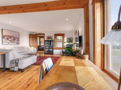 Salle familiale - 101 Ch. Soles, Lac-Brome, QC - Indoor Photo Showing Living Room