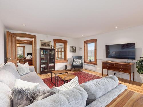 Family room - 101 Ch. Soles, Lac-Brome, QC - Indoor Photo Showing Living Room