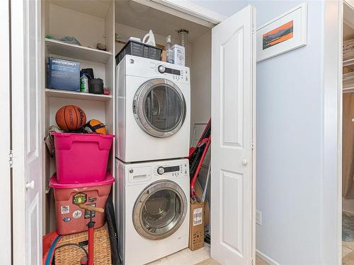 406-930 Yates St, Victoria, BC - Indoor Photo Showing Laundry Room