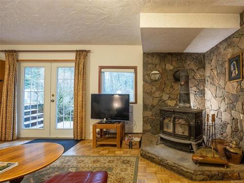 770 Woodcreek Dr, North Saanich, BC - Indoor Photo Showing Living Room With Fireplace