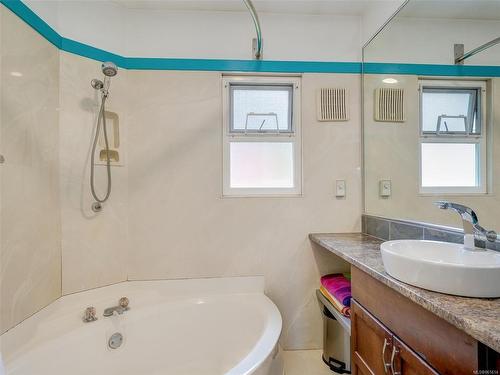 2542 Selwyn Rd, Langford, BC - Indoor Photo Showing Bathroom