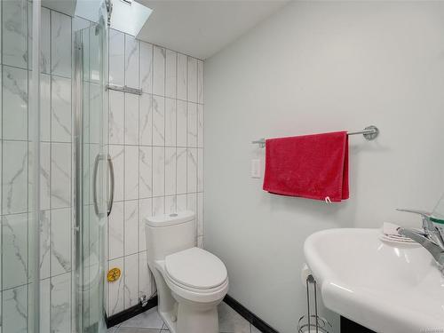 2542 Selwyn Rd, Langford, BC - Indoor Photo Showing Bathroom