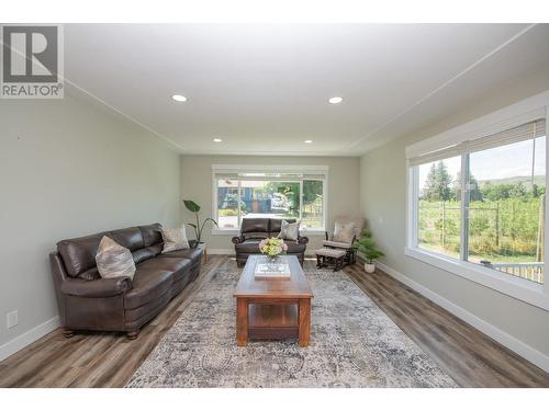 7701 Birch Lane, Coldstream, BC - Indoor Photo Showing Living Room
