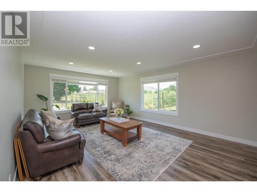 7701 Birch Lane, Coldstream, BC - Indoor Photo Showing Living Room