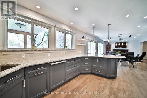 17 Ridgehill Drive, Brampton, ON - Indoor Photo Showing Kitchen With Upgraded Kitchen