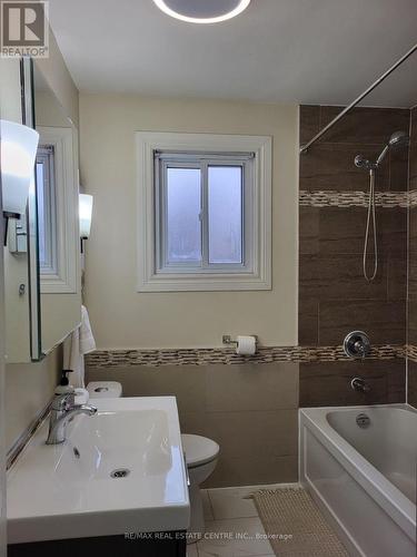 51 Crooks Street, Hamilton, ON - Indoor Photo Showing Bathroom
