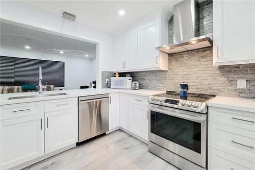 996 Barton Street, Stoney Creek, ON - Indoor Photo Showing Kitchen With Upgraded Kitchen