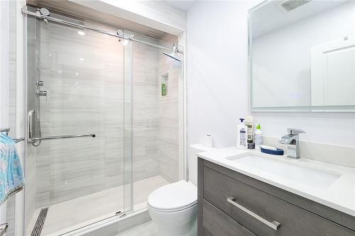 996 Barton Street, Stoney Creek, ON - Indoor Photo Showing Bathroom