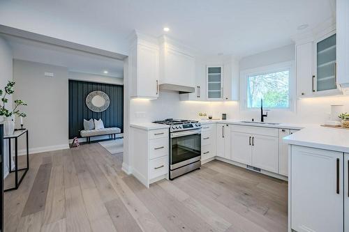 554 Clark Avenue, Burlington, ON - Indoor Photo Showing Kitchen With Upgraded Kitchen