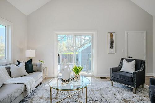 554 Clark Avenue, Burlington, ON - Indoor Photo Showing Living Room