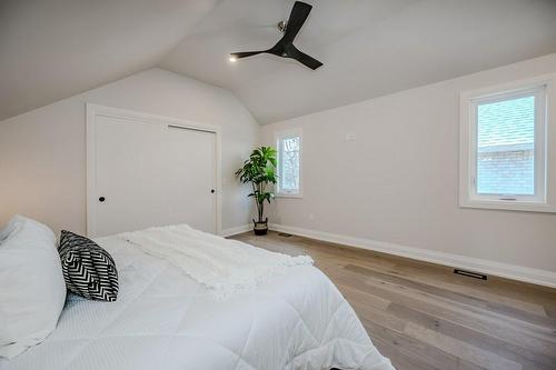 554 Clark Avenue, Burlington, ON - Indoor Photo Showing Bedroom