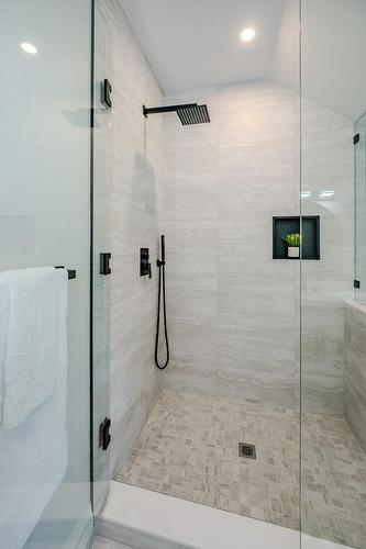 554 Clark Avenue, Burlington, ON - Indoor Photo Showing Bathroom