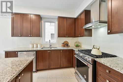 18 Delft Drive, Markham, ON - Indoor Photo Showing Kitchen With Double Sink With Upgraded Kitchen