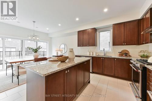 18 Delft Drive, Markham, ON - Indoor Photo Showing Kitchen With Upgraded Kitchen