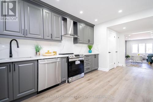 30 Shirley Street, Orangeville, ON - Indoor Photo Showing Kitchen With Upgraded Kitchen
