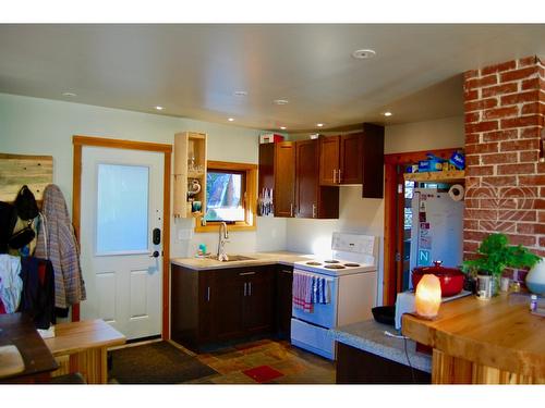 665 Gagne Road, Nelson, BC - Indoor Photo Showing Kitchen