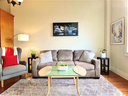 407-1602 Quadra St, Victoria, BC - Indoor Photo Showing Living Room