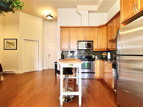 407-1602 Quadra St, Victoria, BC - Indoor Photo Showing Kitchen With Stainless Steel Kitchen