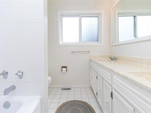 6479 Old West Saanich Rd, Central Saanich, BC - Indoor Photo Showing Bathroom