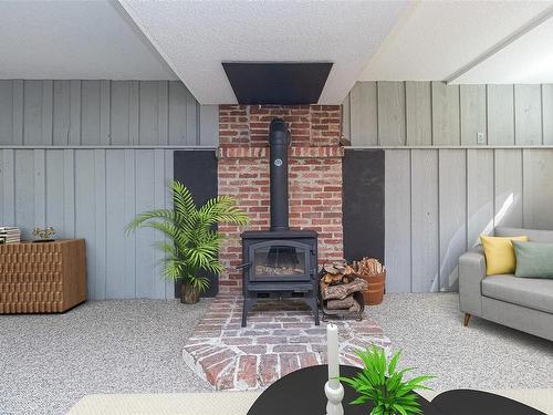 6479 Old West Saanich Rd, Central Saanich, BC - Indoor With Fireplace