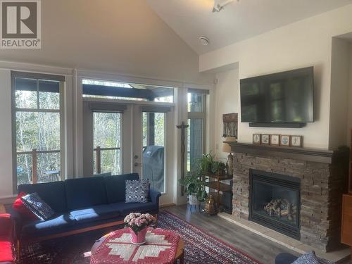333 Longspoon Drive Unit# 9, Vernon, BC - Indoor Photo Showing Living Room With Fireplace