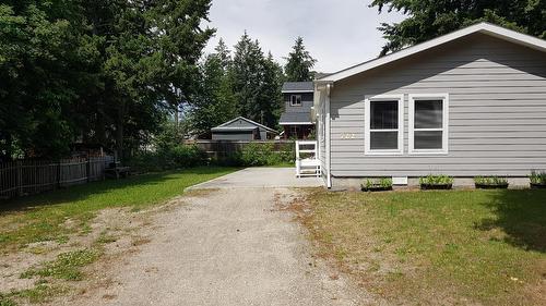 722 8Th Avenue Nw, Nakusp, BC - Outdoor