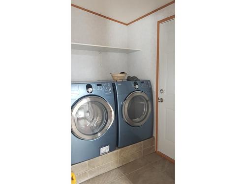 722 8Th Avenue Nw, Nakusp, BC - Indoor Photo Showing Laundry Room
