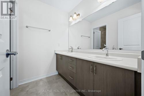 216 Newman Drive, Cambridge, ON - Indoor Photo Showing Bathroom