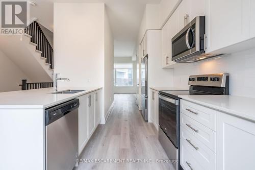 76 - 10 Windward Drive, Grimsby, ON - Indoor Photo Showing Kitchen With Upgraded Kitchen