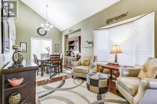 10 Summerfield Avenue, Hamilton, ON - Indoor Photo Showing Living Room