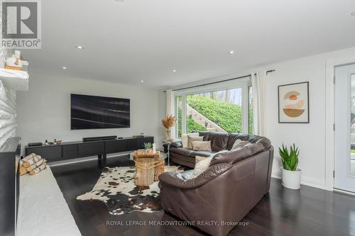 1 Terry Court, Halton Hills, ON - Indoor Photo Showing Living Room