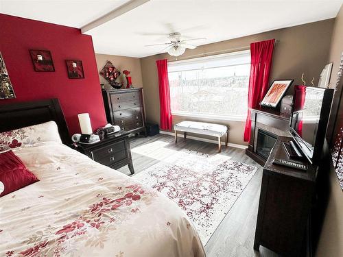 18 Goldshore Road, Red Lake, ON - Indoor Photo Showing Bedroom