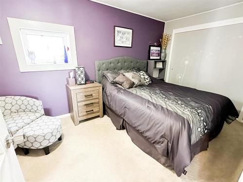 18 Goldshore Road, Red Lake, ON - Indoor Photo Showing Bedroom