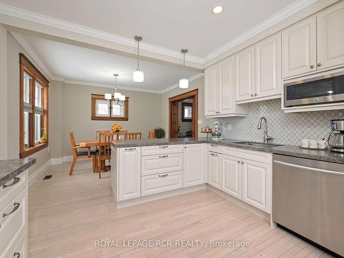 256 Broadway Ave, Orangeville, ON - Indoor Photo Showing Kitchen With Upgraded Kitchen