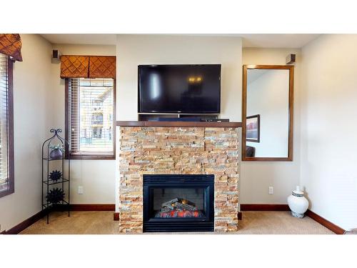 616 D - 600 Bighorn Boulevard, Radium Hot Springs, BC - Indoor Photo Showing Living Room With Fireplace