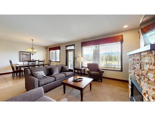 616 D - 600 Bighorn Boulevard, Radium Hot Springs, BC - Indoor Photo Showing Living Room