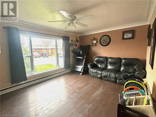 11 Brock Street, North Bay, ON - Indoor Photo Showing Living Room