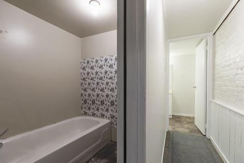 345 Macnab Street N, Hamilton, ON - Indoor Photo Showing Bathroom