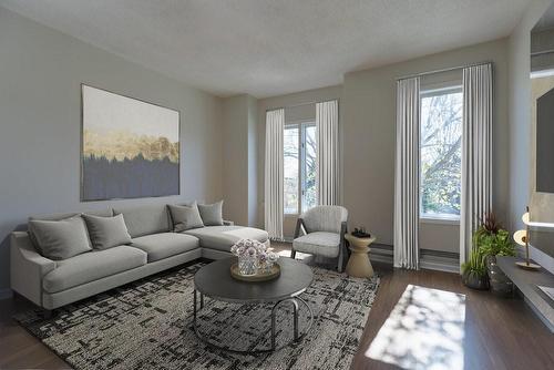 345 Macnab Street N, Hamilton, ON - Indoor Photo Showing Living Room