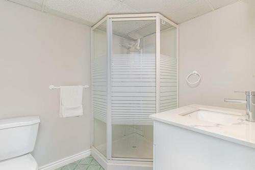833 Calder Road, Mississauga, ON - Indoor Photo Showing Bathroom