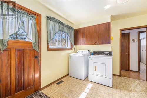 11 Bay Road, Lombardy, ON - Indoor Photo Showing Laundry Room