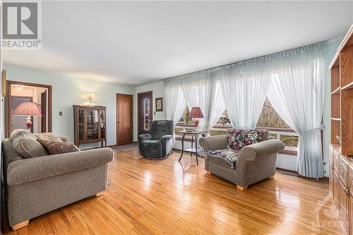 11 Bay Road, Lombardy, ON - Indoor Photo Showing Living Room