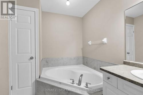 55 - 588 Thistlewood Drive E, London, ON - Indoor Photo Showing Bathroom