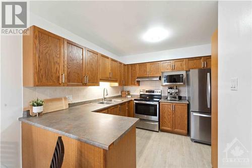 977 Markwick Crescent, Ottawa, ON - Indoor Photo Showing Kitchen With Double Sink