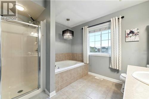 4 PC Bathroom - 977 Markwick Crescent, Ottawa, ON - Indoor Photo Showing Bathroom