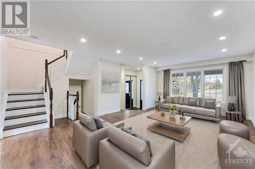 10 Rossan Street, Ottawa, ON - Indoor Photo Showing Living Room